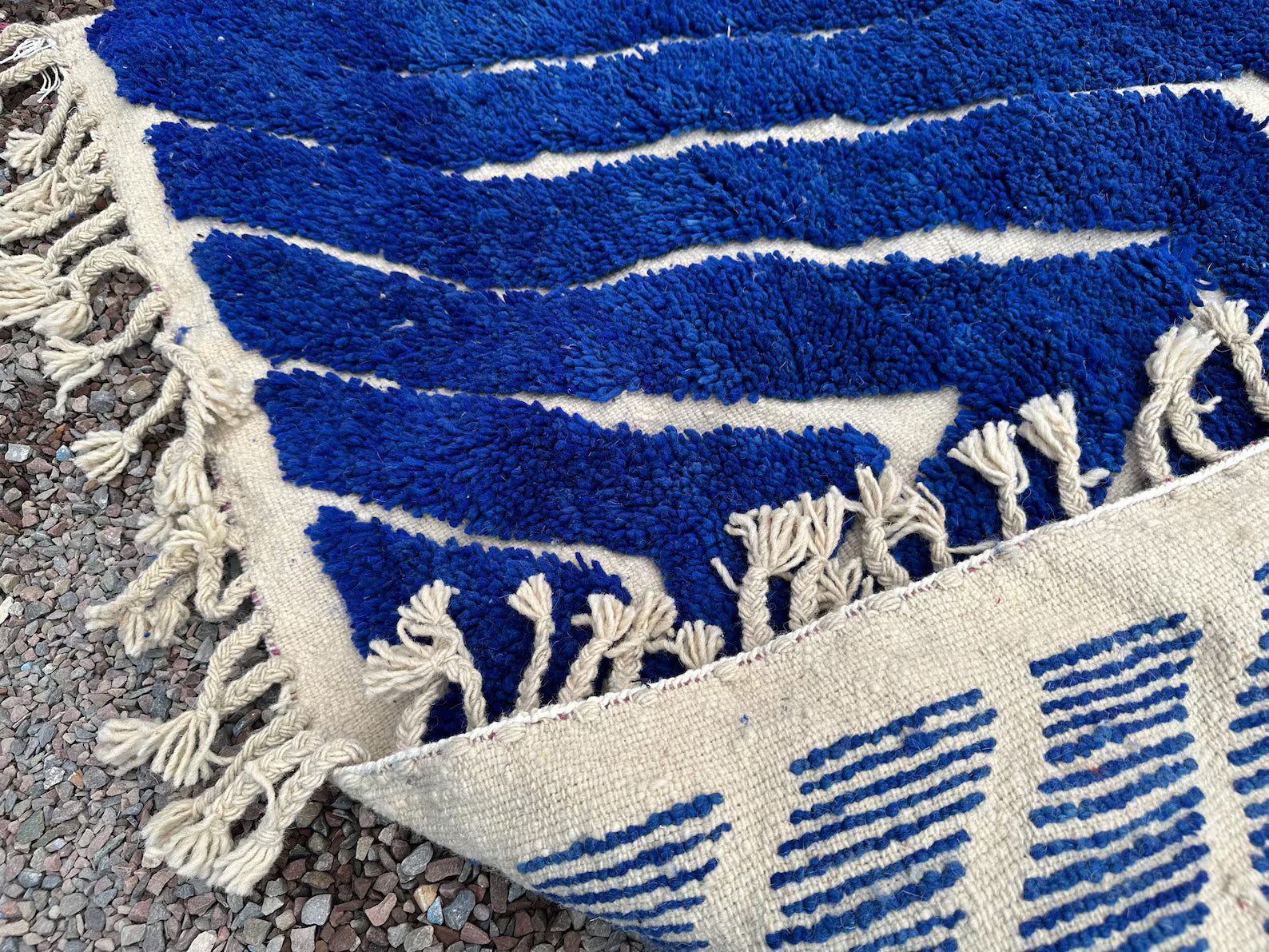 Alfombra Bereber "Mosaico de Historias" – Boucherouite de Alta Densidad en Rojo, Azul y Verde