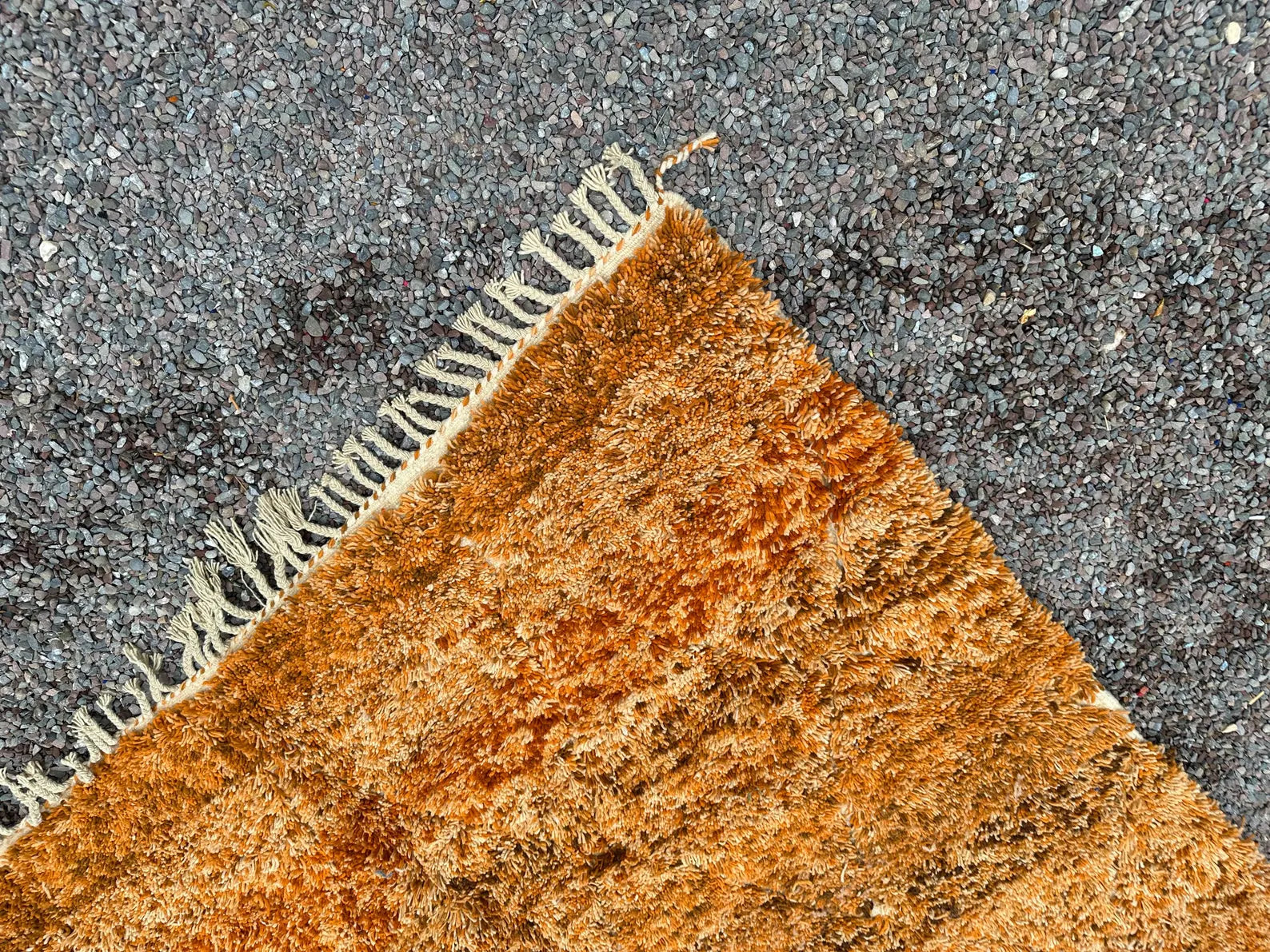 Alfombra Bereber "Dunas del Atlas" – Lana Shaggy en Ámbar Tostado y Miel