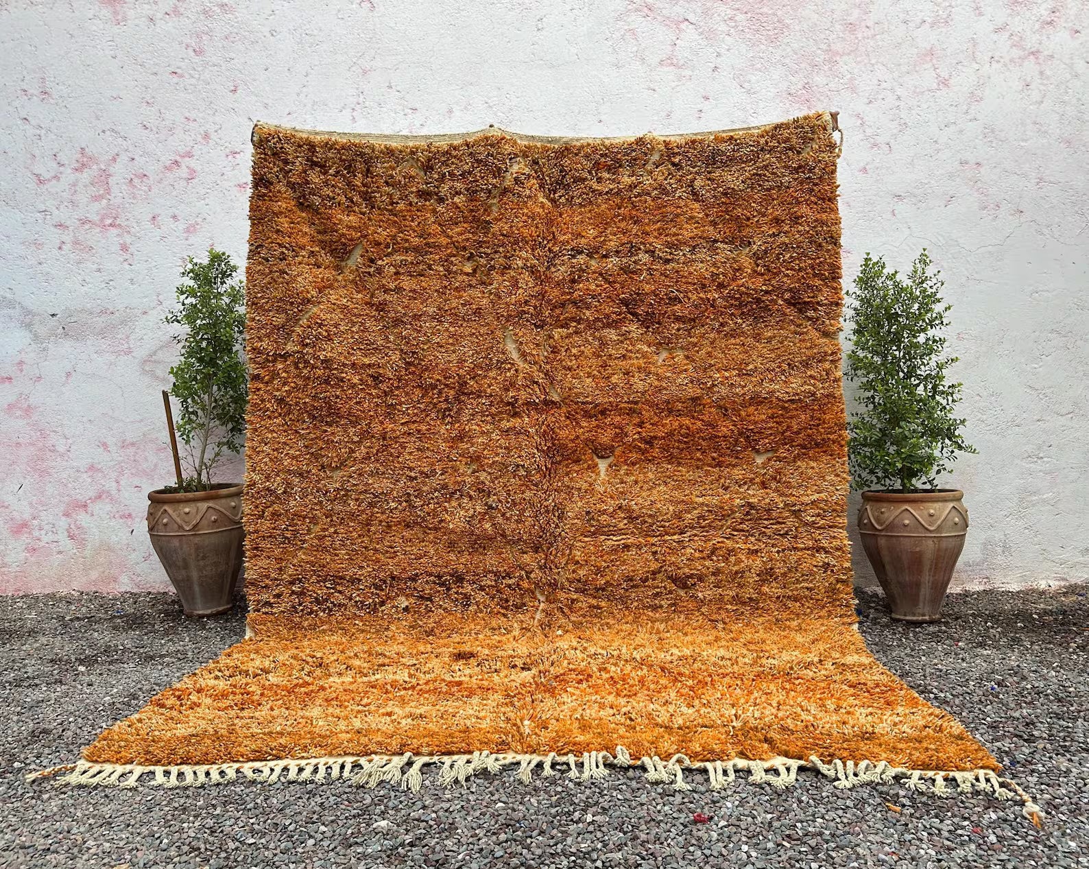 Alfombra Bereber "Dunas del Atlas" – Lana Shaggy en Ámbar Tostado y Miel
