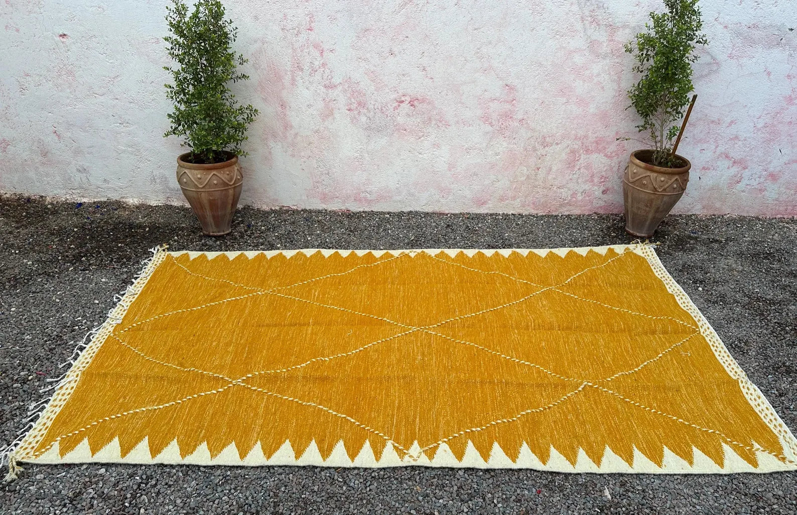 Alfombra Bereber "Sol de Marrakech" – Lana Azafrán con Diseño de Diamantes Ancestrales