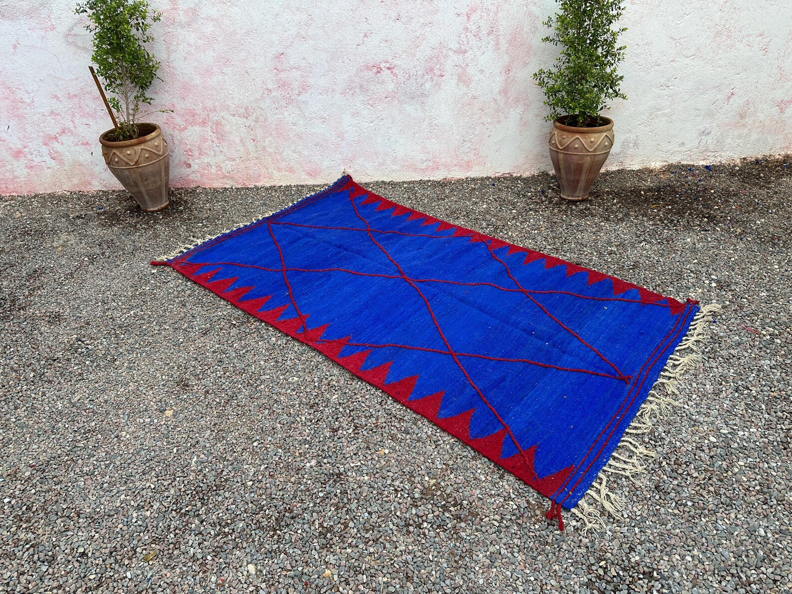 Alfombra Bereber "Zafiro del Atlas" – Azul Real con Rombo Protector en Rojo Granate