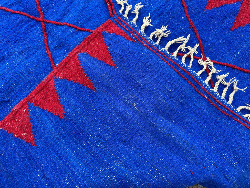 Alfombra Bereber "Zafiro del Atlas" – Azul Real con Rombo Protector en Rojo Granate