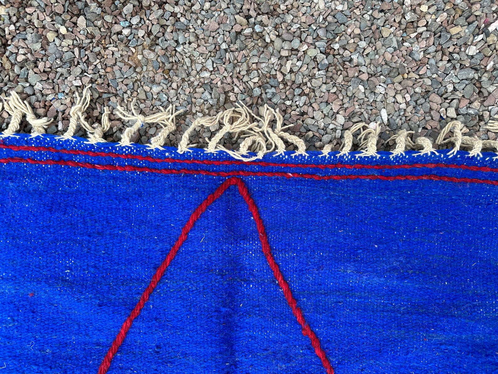 Alfombra Bereber "Zafiro del Atlas" – Azul Real con Rombo Protector en Rojo Granate