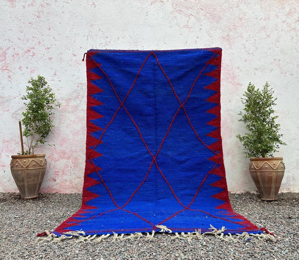 Alfombra Bereber "Zafiro del Atlas" – Azul Real con Rombo Protector en Rojo Granate