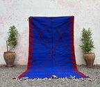 Alfombra Bereber "Zafiro del Atlas" – Azul Real con Rombo Protector en Rojo Granate