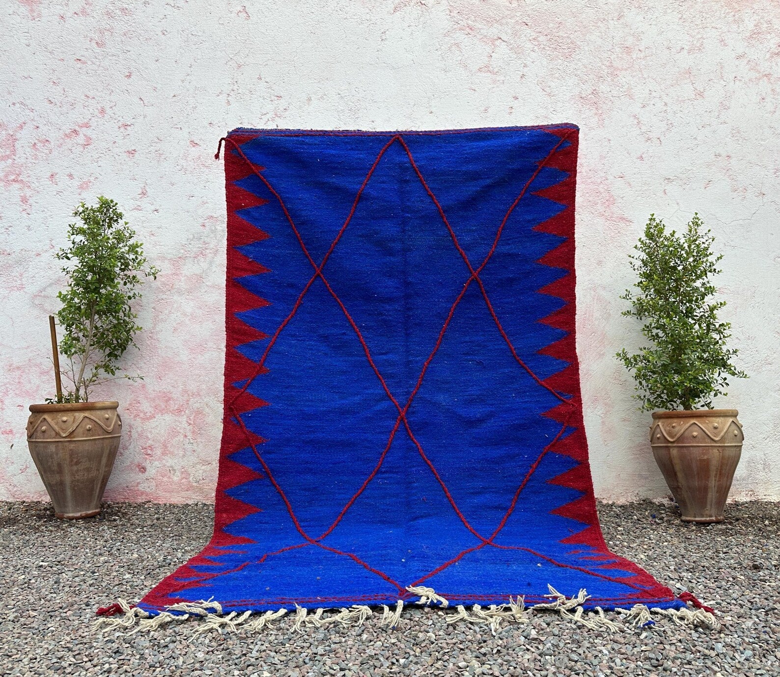 Alfombra Bereber "Zafiro del Atlas" – Azul Real con Rombo Protector en Rojo Granate
