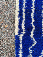 Alfombra Bereber "Relámpagos en el Océano" – Runner en Azul Eléctrico y Crema Natural