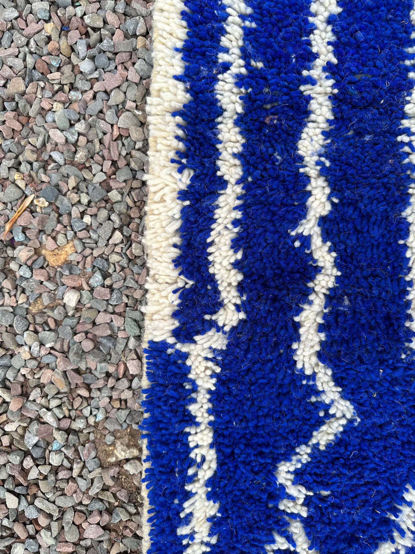 Alfombra Bereber "Relámpagos en el Océano" – Runner en Azul Eléctrico y Crema Natural