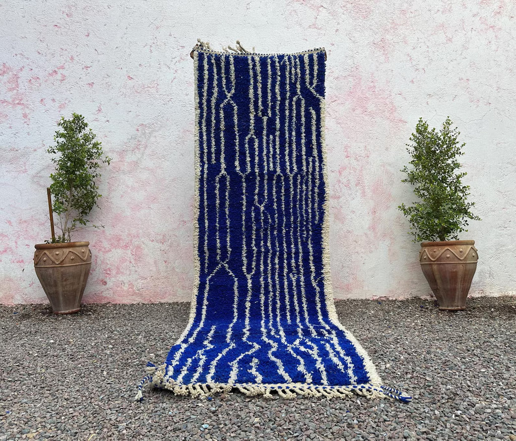 Alfombra Bereber "Relámpagos en el Océano" – Runner en Azul Eléctrico y Crema Natural