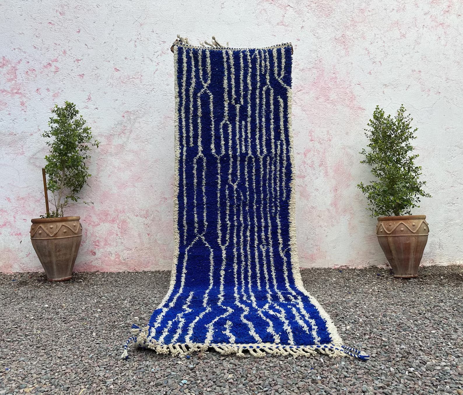 Alfombra Bereber "Relámpagos en el Océano" – Runner en Azul Eléctrico y Crema Natural