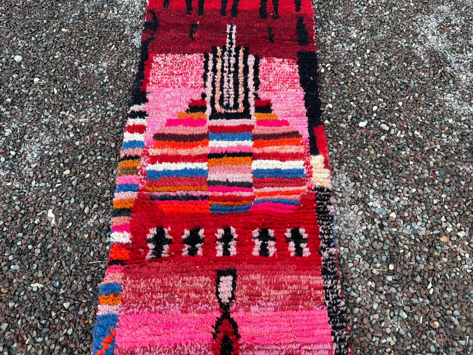 Alfombra Bereber "Cuadrícula del Atlas" – Diseño Geométrico en Azul y Ocre Tostado