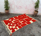 Alfombra Bereber "Bloques del Atlas" – Diseño Geométrico en Rojo Carmín y Lana Natural