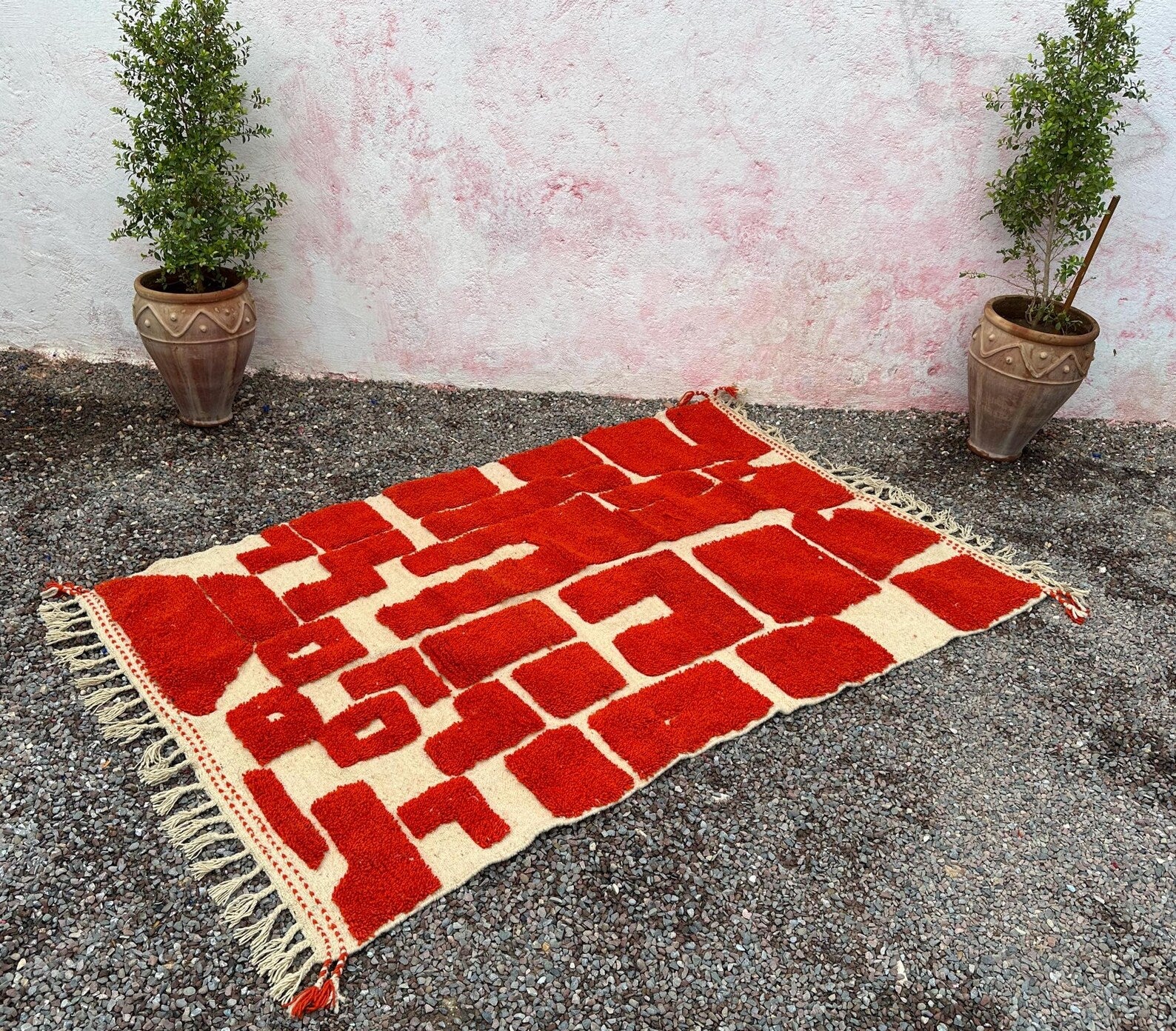 Alfombra Bereber "Bloques del Atlas" – Diseño Geométrico en Rojo Carmín y Lana Natural