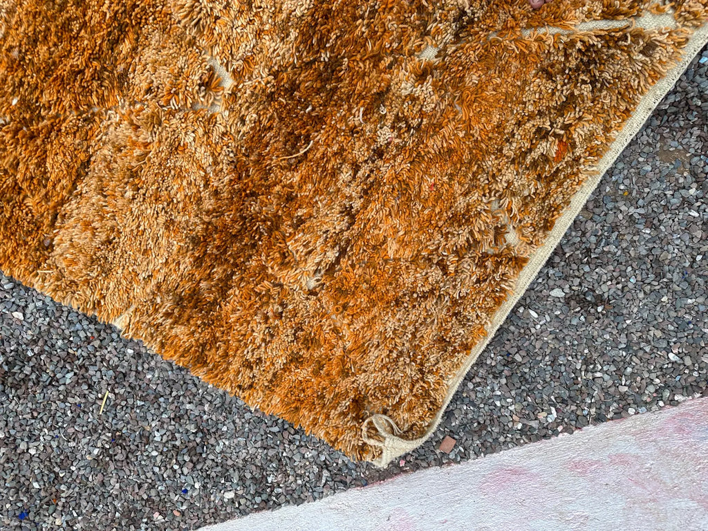 Alfombra Bereber "Dunas del Atlas" – Lana Shaggy en Ámbar Tostado y Miel