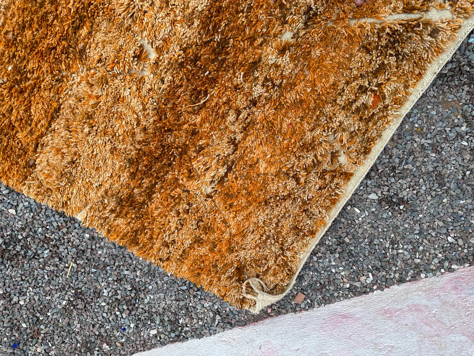 Alfombra Bereber "Dunas del Atlas" – Lana Shaggy en Ámbar Tostado y Miel