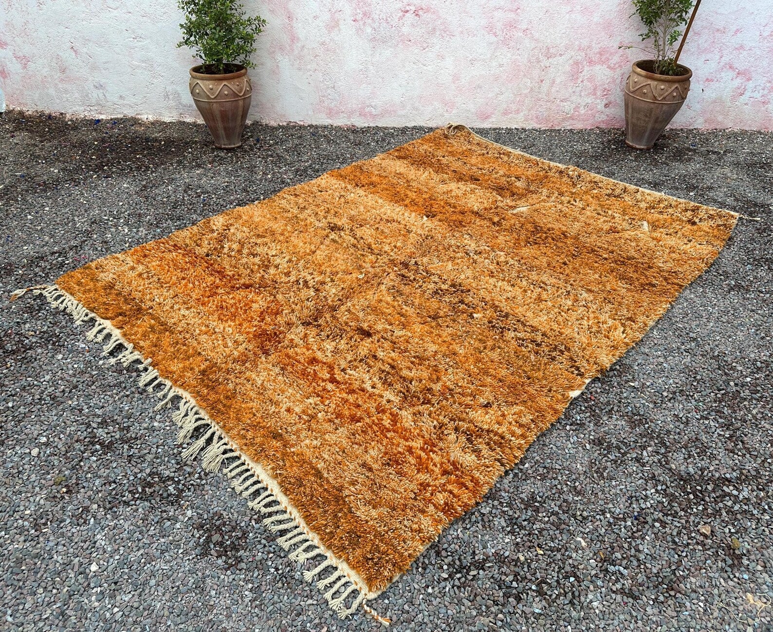 Alfombra Bereber "Dunas del Atlas" – Lana Shaggy en Ámbar Tostado y Miel