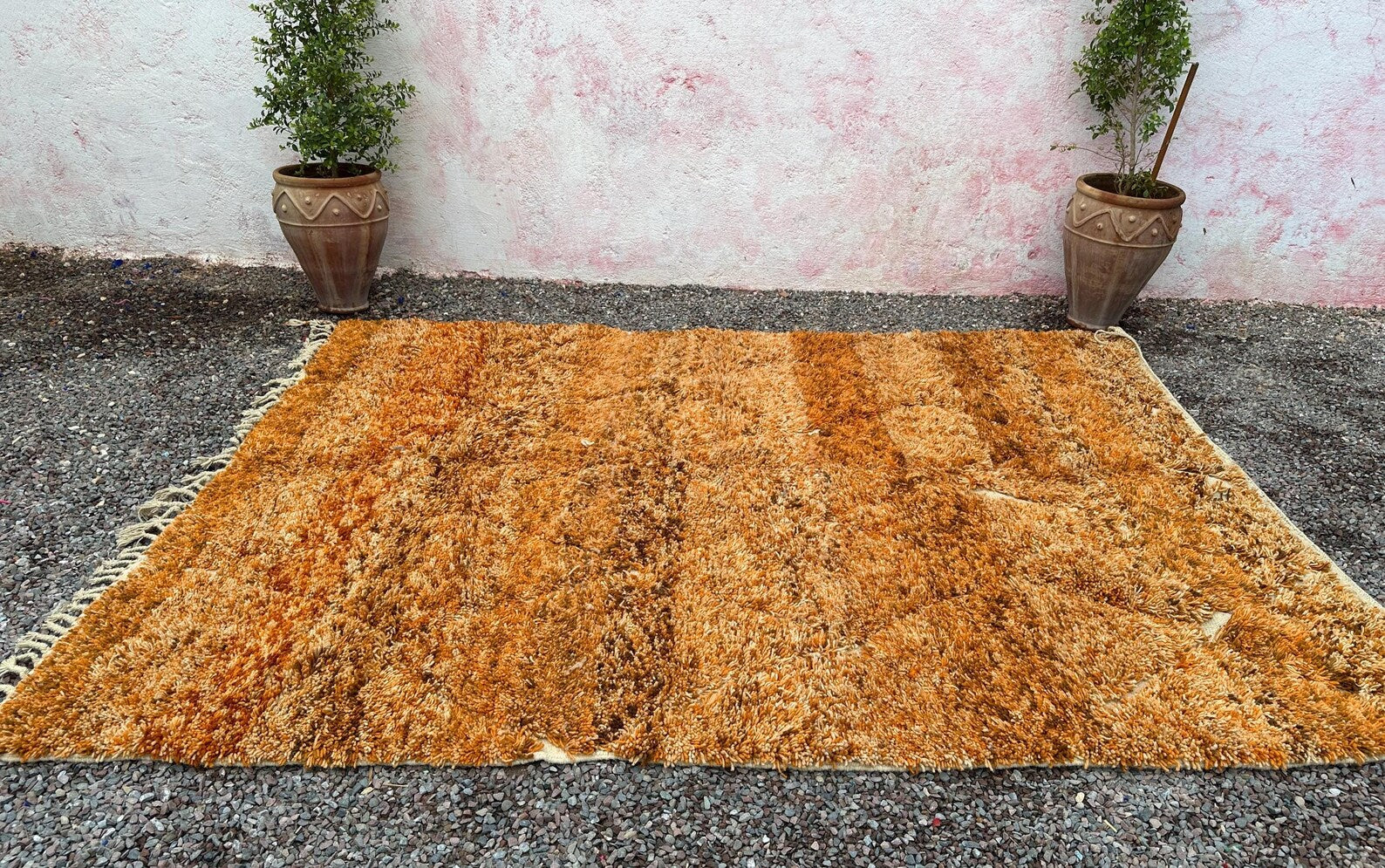 Alfombra Bereber "Dunas del Atlas" – Lana Shaggy en Ámbar Tostado y Miel