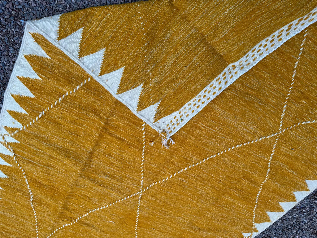 Alfombra Bereber "Sol de Marrakech" – Lana Azafrán con Diseño de Diamantes Ancestrales