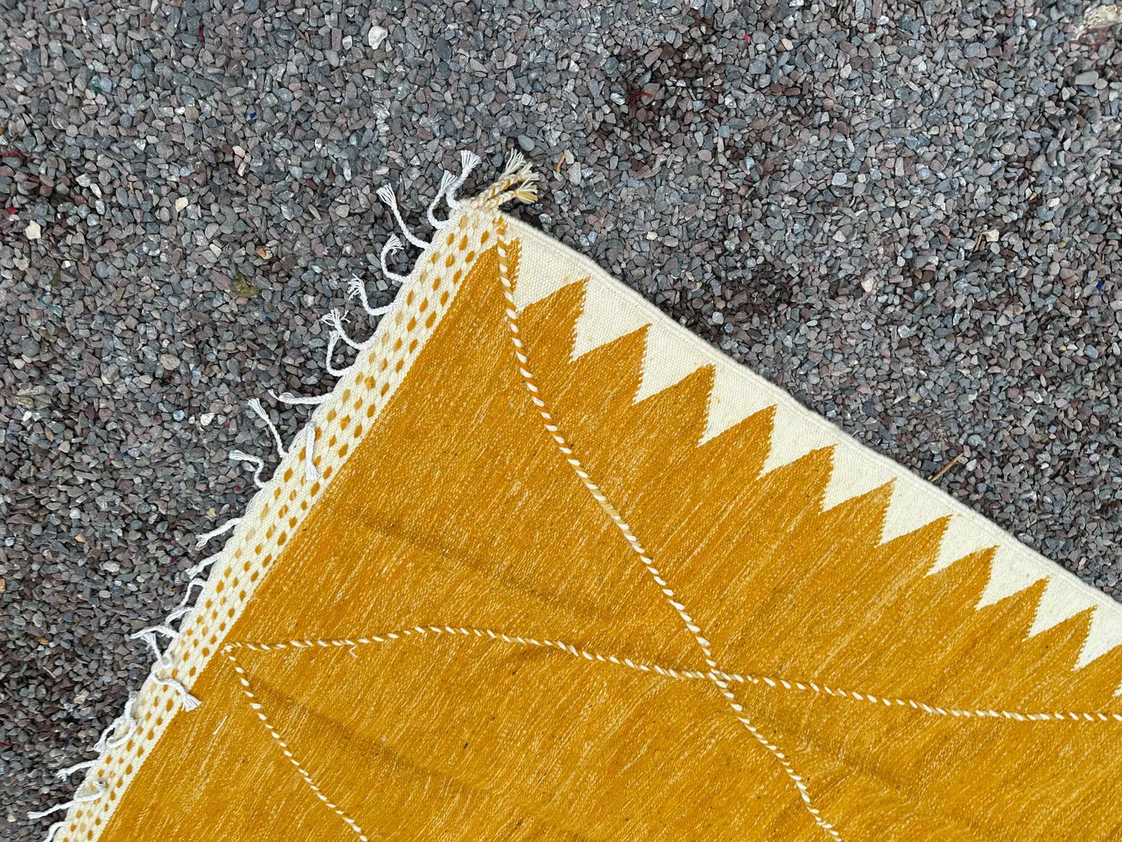 Alfombra Bereber "Sol de Marrakech" – Lana Azafrán con Diseño de Diamantes Ancestrales