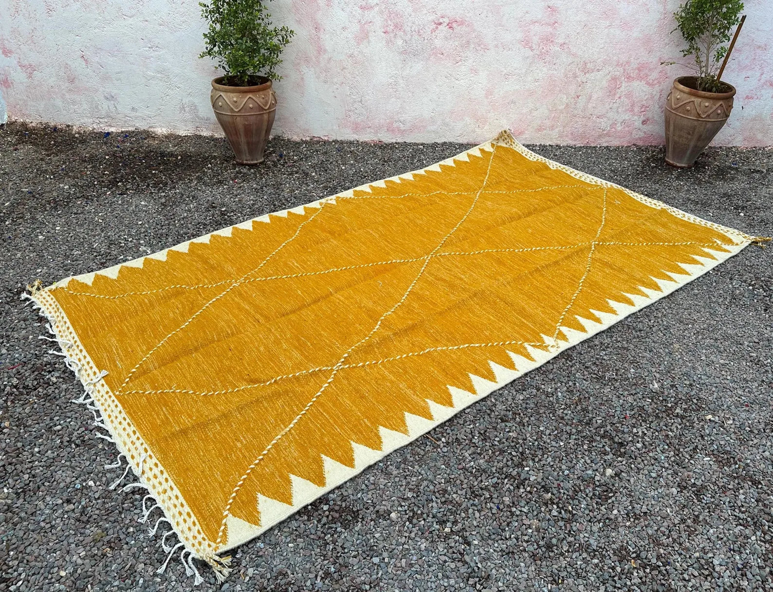 Alfombra Bereber "Sol de Marrakech" – Lana Azafrán con Diseño de Diamantes Ancestrales