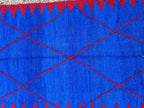Alfombra Bereber "Zafiro del Atlas" – Azul Real con Rombo Protector en Rojo Granate
