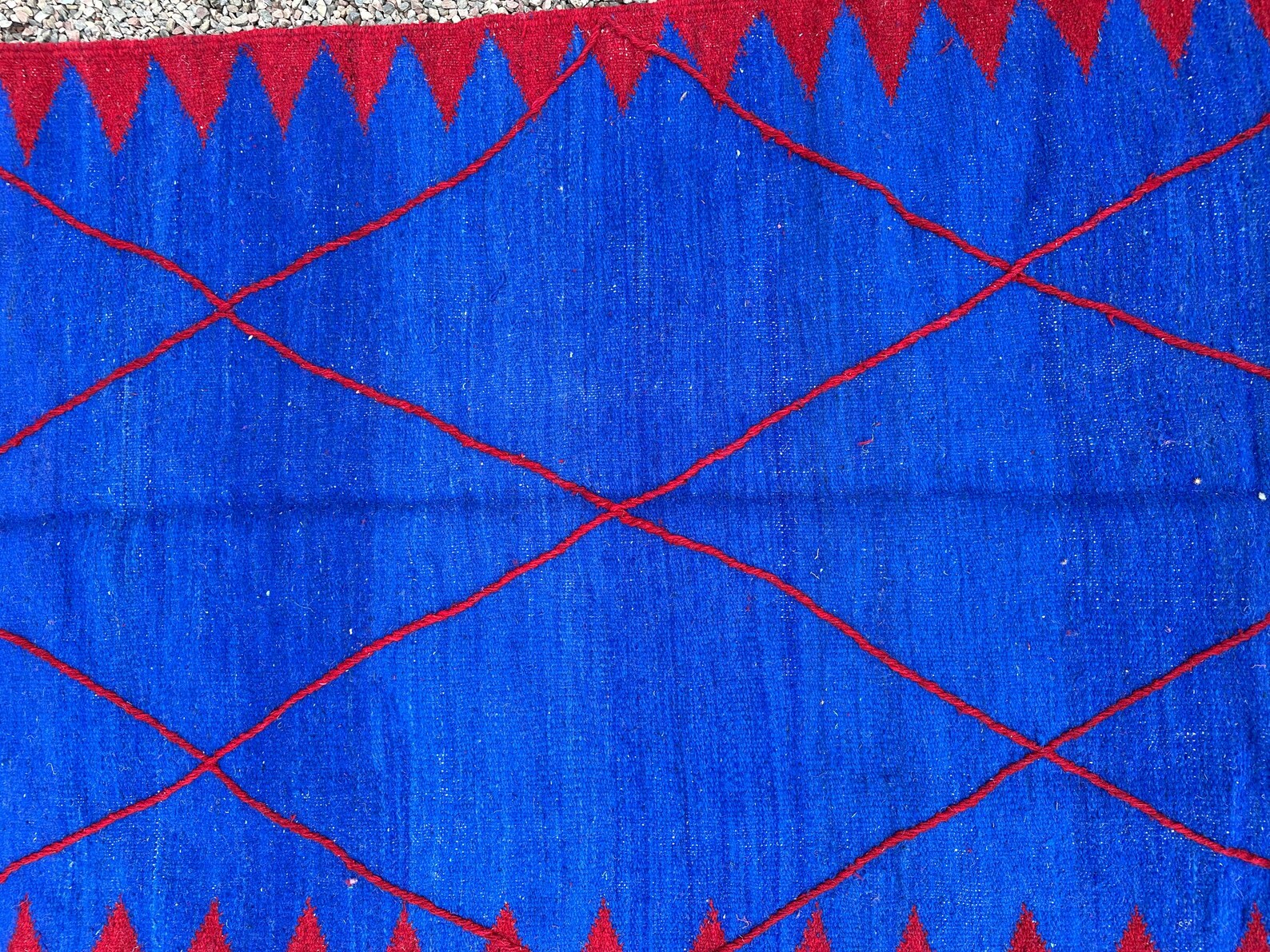 Alfombra Bereber "Zafiro del Atlas" – Azul Real con Rombo Protector en Rojo Granate