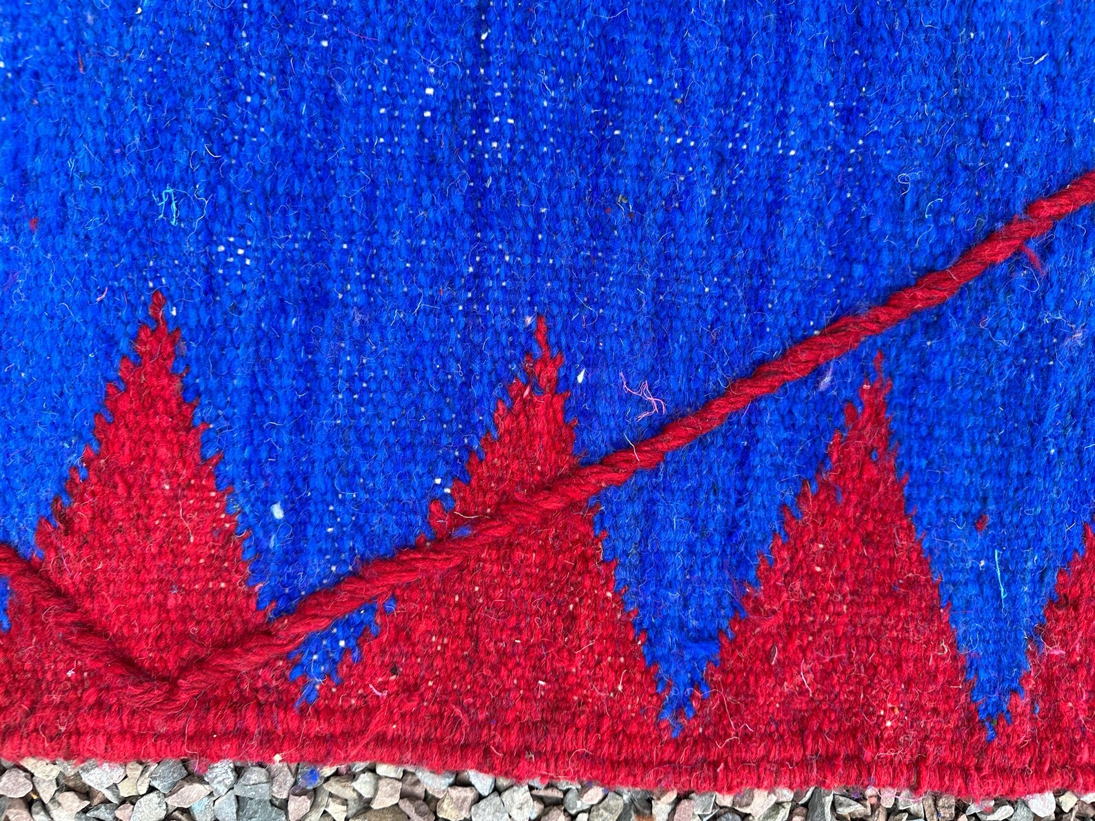 Alfombra Bereber "Zafiro del Atlas" – Azul Real con Rombo Protector en Rojo Granate