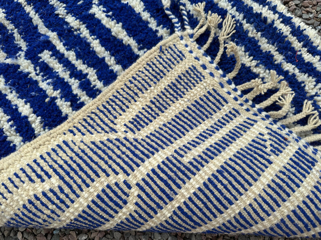 Alfombra Bereber "Relámpagos en el Océano" – Runner en Azul Eléctrico y Crema Natural