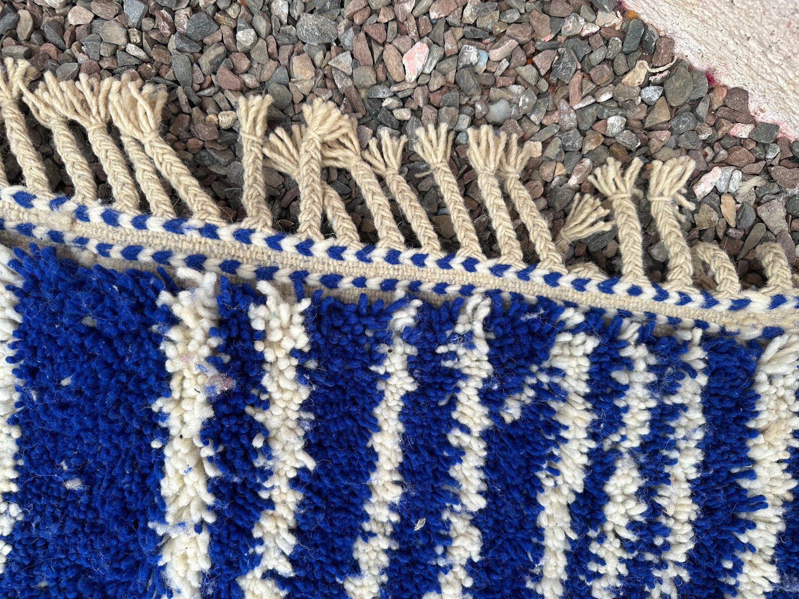 Alfombra Bereber "Relámpagos en el Océano" – Runner en Azul Eléctrico y Crema Natural