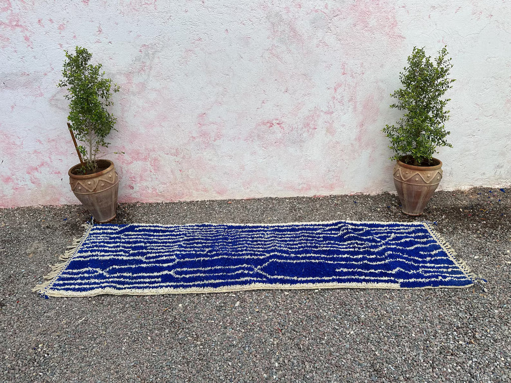 Alfombra Bereber "Relámpagos en el Océano" – Runner en Azul Eléctrico y Crema Natural