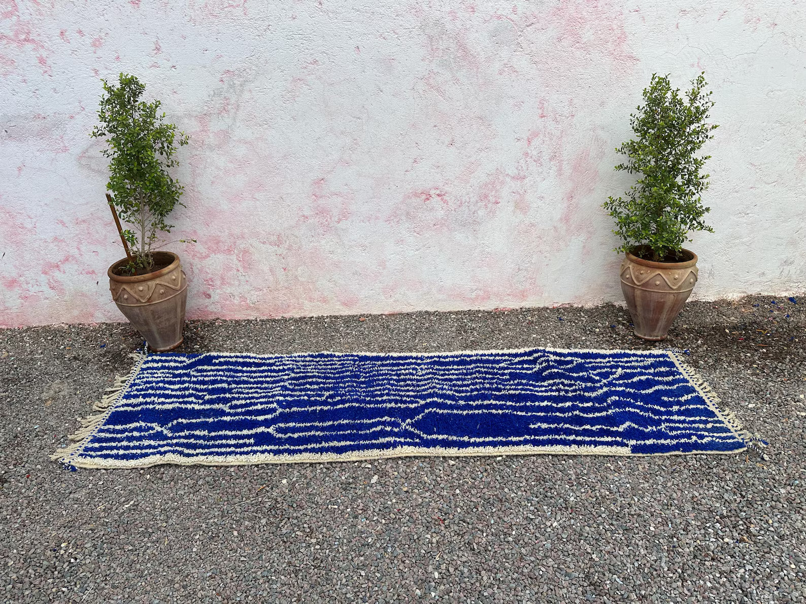 Alfombra Bereber "Relámpagos en el Océano" – Runner en Azul Eléctrico y Crema Natural