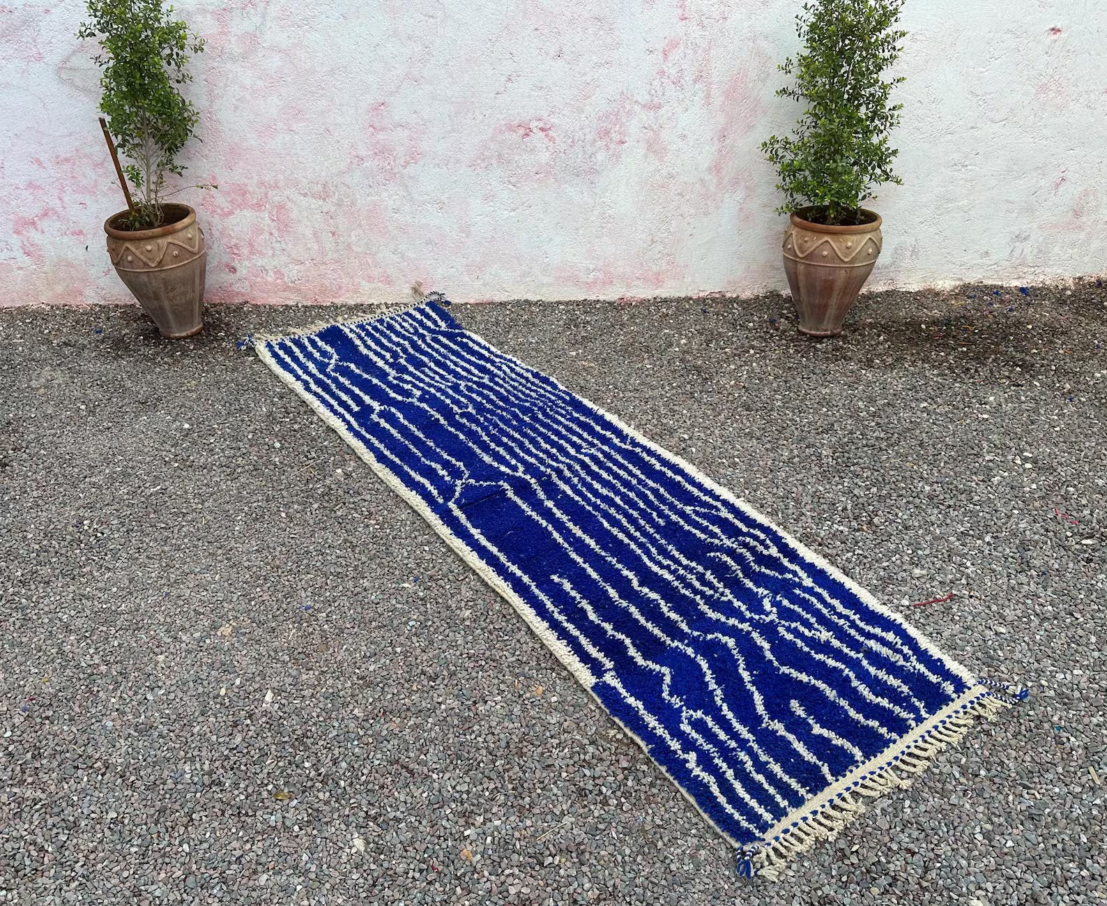 Alfombra Bereber "Relámpagos en el Océano" – Runner en Azul Eléctrico y Crema Natural