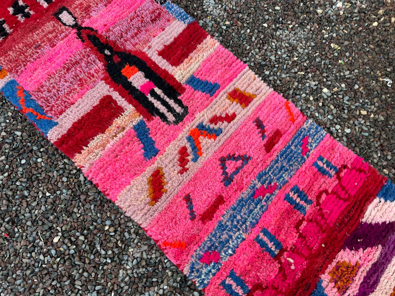 Alfombra Bereber "Cuadrícula del Atlas" – Diseño Geométrico en Azul y Ocre Tostado