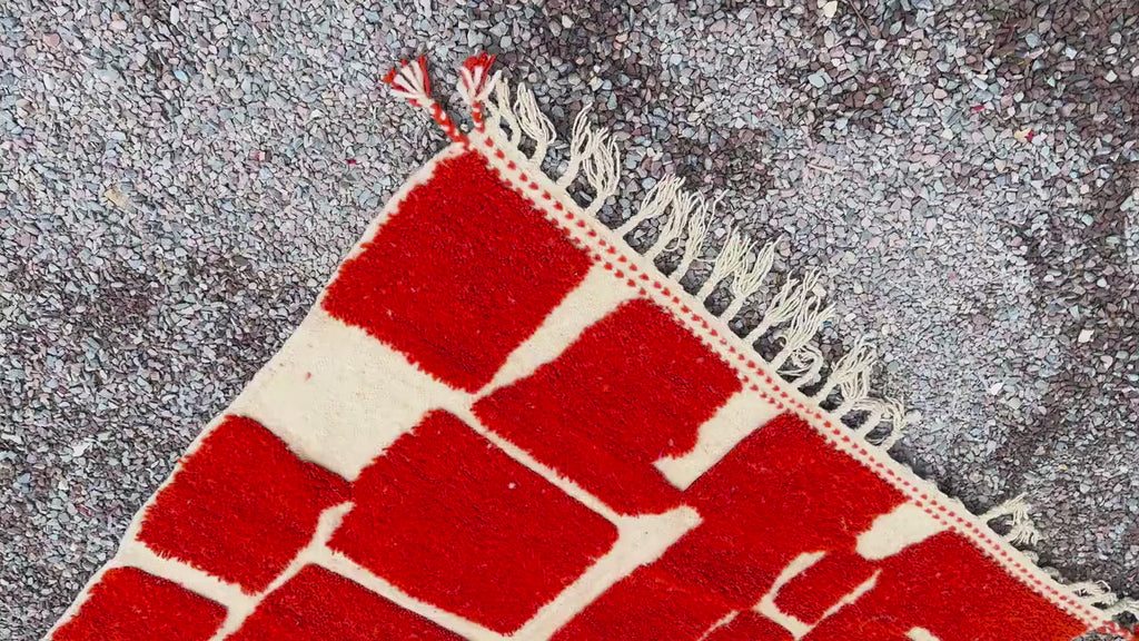 Alfombra Bereber "Bloques del Atlas" – Diseño Geométrico en Rojo Carmín y Lana Natural